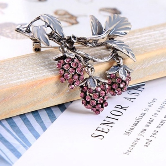 FRUIT (grapes) shaped brooch. NWOT - Picture 4 of 4